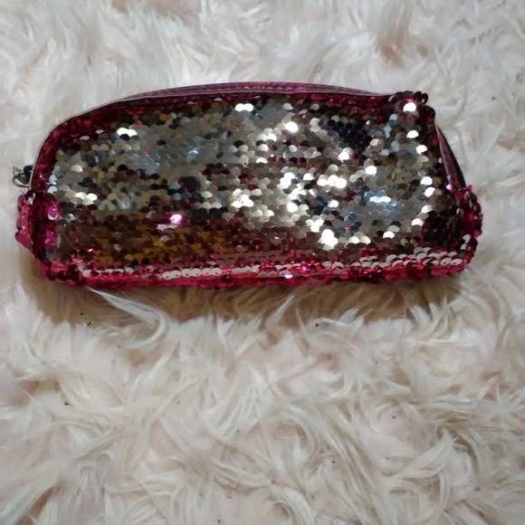 Color changing sequin makeup pouch - Picture 3 of 5
